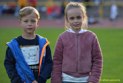 Zwei Kinder posieren gemeinsam für ein Foto beim Jugendsportfest der TG Konz in Konz.