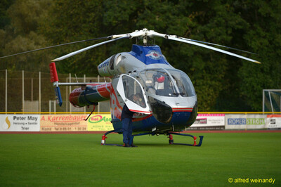 Ein Rettungshubschrauber steht auf dem Sportplatz beim Jugendsportfest der TG Konz in Konz.