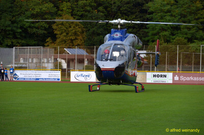 Ein Rettungshubschrauber steht frontal auf dem Sportplatz beim Jugendsportfest der TG Konz in Konz.
