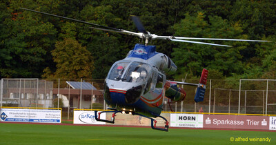Ein Rettungshubschrauber der Luxembourg Air Rescue landet auf dem Rasen des Stadions beim Jugendsportfest der TG Konz in Konz.