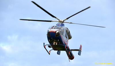 Ein Rettungshubschrauber steigt vor blauem Himmel in die Höhe beim Jugendsportfest der TG Konz in Konz.