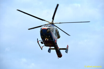 Ein Rettungshubschrauber fliegt am blauen Himmel über dem Gelände beim Jugendsportfest der TG Konz in Konz.