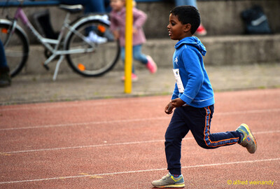 Ein Kind läuft auf der Laufbahn beim Jugendsportfest der TG Konz in Konz.