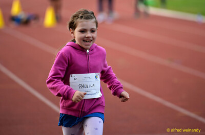 Ein Kind läuft auf der Laufbahn beim Jugendsportfest der TG Konz in Konz.