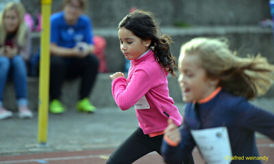 Zwei Kinder sprinten über die Laufbahn beim Jugendsportfest der TG Konz in Konz.