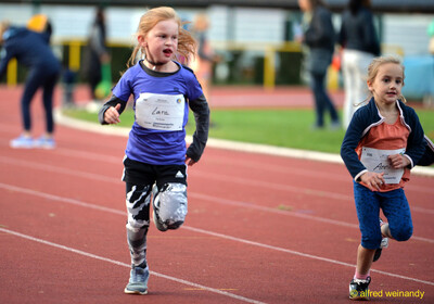 Zwei Kinder sprinten auf der Rundbahn beim Jugendsportfest der TG Konz in Konz.