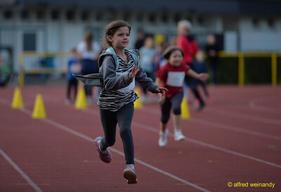 Ein Kind sprintet auf der Tartanbahn an Markierungskegeln vorbei beim Jugendsportfest der TG Konz in Konz.