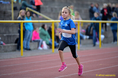 Ein Kind sprintet über die Rundbahn beim Jugendsportfest der TG Konz in Konz.