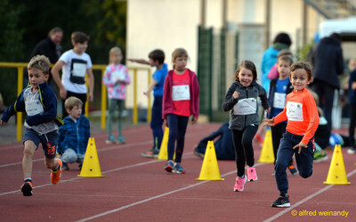 Mehrere Kinder laufen über die Rundbahn beim Jugendsportfest der TG Konz in Konz.