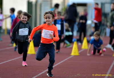 Ein Kind sprintet auf der Rundbahn beim Jugendsportfest der TG Konz in Konz.