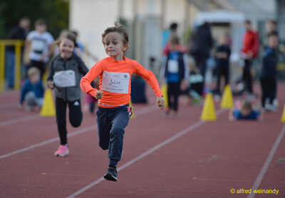 Ein Kind läuft über die Rundbahn beim Jugendsportfest der TG Konz in Konz.