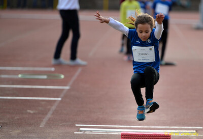 Ein Kind springt in der Flugphase des Weitsprungs beim Jugendsportfest der TG Konz in Konz.