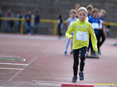 Ein Kind nimmt Anlauf zum Weitsprung am Absprungbalken beim Jugendsportfest der TG Konz in Konz.