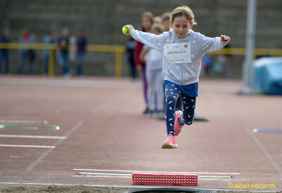 Ein Kind springt über den Absprungbalken in die Weitsprunggrube beim Jugendsportfest der TG Konz in Konz.
