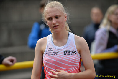 Porträt einer jungen Person im rot-weißen DjK-Trikot mit erschöpftem Blick nach einem Lauf, bei der Rheinland-Pfalz-Meisterschaft in Konz.