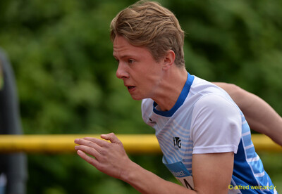 Nahaufnahme einer jungen Person im TG-Konz-Trikot in angestrengter Laufbewegung, bei der Rheinland-Pfalz-Meisterschaft in Konz.
