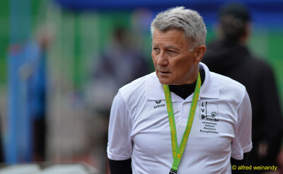 Eine Person im Kampfgericht im Trikot des Leichtathletik-Verbandes Rheinland beobachtet das Geschehen bei der Rheinland-Pfalz-Meisterschaft in Konz.
