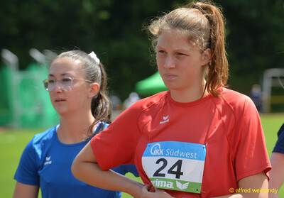 Eine junge Person mit Startnummer wartet auf dem Sportgelände bei der Rheinland-Pfalz-Meisterschaft in Konz.