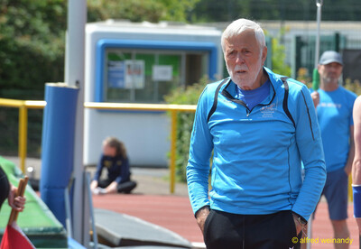 Eine Person im Trikot des Leichtathletik-Verbands Rheinland steht auf der Anlage bei der Rheinland-Pfalz-Meisterschaft in Konz.