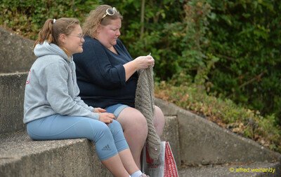 Zwei Personen sitzen auf den Stufen und verfolgen das Geschehen bei der Rheinland-Pfalz-Meisterschaft in Konz.