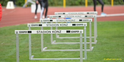 Mehrere aufgereihte Hürden stehen für den Hürdenlauf bereit bei der Rheinland-Pfalz-Meisterschaft in Konz.