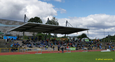 Blick auf Tribüne, aufgebaute Hürden und Siegerpodest bei der Rheinland-Pfalz-Meisterschaft in Konz.