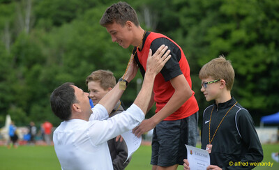 Einer jungen Person wird auf dem Siegerpodest eine Goldmedaille umgehängt bei der Rheinland-Pfalz-Meisterschaft in Konz.