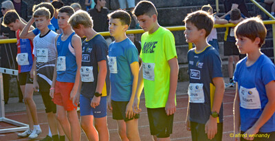 Eine Gruppe Kinder mit Startnummern steht aufgereiht auf der Bahn beim Walfried-Heinz-Sportfest der TG Konz im Saar-Mosel-Stadion in Konz.