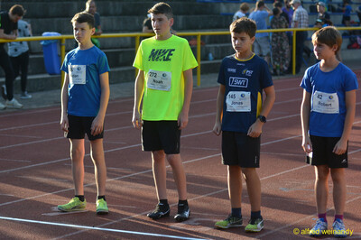 Vier Kinder stehen an der Startlinie der Rundbahn bereit beim Walfried-Heinz-Sportfest der TG Konz im Saar-Mosel-Stadion in Konz.