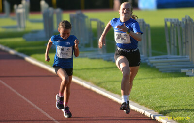 Zwei Kinder sprinten auf der Rundbahn dem Ziel entgegen beim Walfried-Heinz-Sportfest der TG Konz im Saar-Mosel-Stadion in Konz.