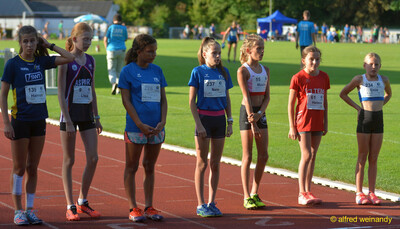 Mehrere Kinder stehen mit Startnummern am Start auf der Rundbahn beim Walfried-Heinz-Sportfest der TG Konz im Saar-Mosel-Stadion in Konz.