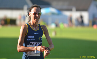Eine Person im Trikot des PST Trier blickt im Lauf auf ihre Uhr beim Walfried-Heinz-Sportfest der TG Konz im Saar-Mosel-Stadion in Konz.
