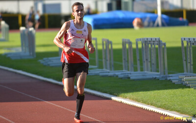 Eine Person mit der Startnummer 103 läuft allein auf der Rundbahn beim Walfried-Heinz-Sportfest der TG Konz im Saar-Mosel-Stadion in Konz.