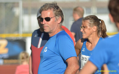 Zwei erwachsene Aktive stehen im Gespräch auf dem Sportgelände beim Walfried-Heinz-Sportfest der TG Konz im Saar-Mosel-Stadion in Konz.