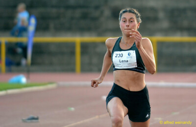 Eine Person läuft in schnellem Sprint über die Laufbahn beim Walfried-Heinz-Sportfest der TG Konz im Saar-Mosel-Stadion in Konz.