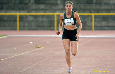 Eine Person in vollem Lauf auf der Rundbahn beim Walfried-Heinz-Sportfest der TG Konz im Saar-Mosel-Stadion in Konz.