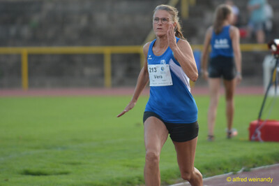 Eine Person sprintet mit kraftvollem Armeinsatz über die Bahn beim Walfried-Heinz-Sportfest der TG Konz im Saar-Mosel-Stadion in Konz.