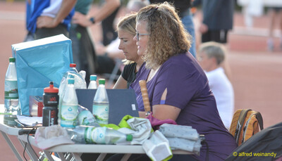 Personen im Helferdienst am Wettkampftisch mit Laptop bei der Auswertung beim Walfried-Heinz-Sportfest der TG Konz im Saar-Mosel-Stadion in Konz.