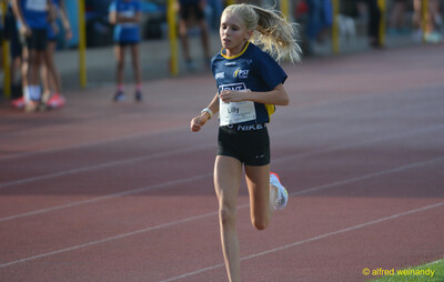 Zwei Kinder kämpfen Seite an Seite auf der Rundbahn beim Walfried-Heinz-Sportfest der TG Konz im Saar-Mosel-Stadion in Konz.