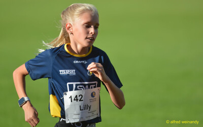 Ein Kind läuft konzentriert auf der Rundbahn beim Walfried-Heinz-Sportfest der TG Konz im Saar-Mosel-Stadion in Konz.