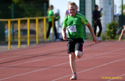 Eine Person sprintet mit einem Staffelstab auf der Bahn beim Walfried-Heinz-Sportfest der TG Konz im Saar-Mosel-Stadion in Konz.