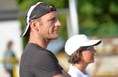 Zwei Personen im Betreuungsteam verfolgen das Geschehen beim Walfried-Heinz-Sportfest der TG Konz im Saar-Mosel-Stadion in Konz.