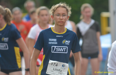 Ein Kind mit Startnummer wartet konzentriert beim Walfried-Heinz-Sportfest der TG Konz im Saar-Mosel-Stadion in Konz.