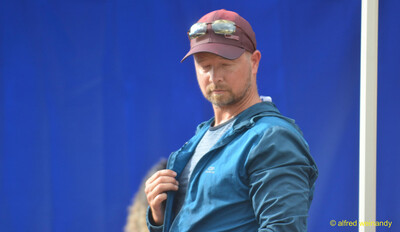 Eine Person mit Cap am Wettkampfrand beim Walfried-Heinz-Sportfest der TG Konz im Saar-Mosel-Stadion in Konz.