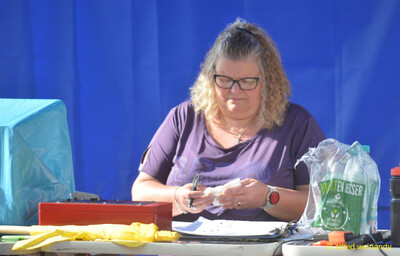 Eine Person im Helferdienst notiert am Wettkampftisch mit Zeitnahmegerät beim Walfried-Heinz-Sportfest der TG Konz im Saar-Mosel-Stadion in Konz.