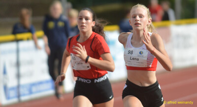 Zwei Kinder sprinten dicht nebeneinander auf der Laufbahn beim Walfried-Heinz-Sportfest der TG Konz im Saar-Mosel-Stadion in Konz.