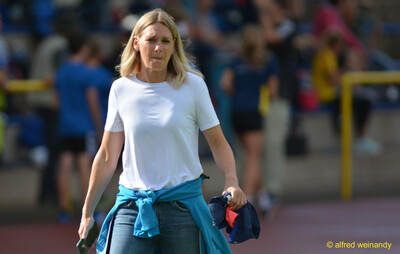 Eine Person geht über die Laufbahn vor der Tribüne beim Walfried-Heinz-Sportfest der TG Konz im Saar-Mosel-Stadion in Konz.