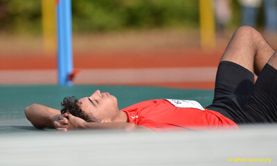 Eine Person liegt nach dem Versuch auf der Hochsprungmatte beim Walfried-Heinz-Sportfest der TG Konz im Saar-Mosel-Stadion in Konz.