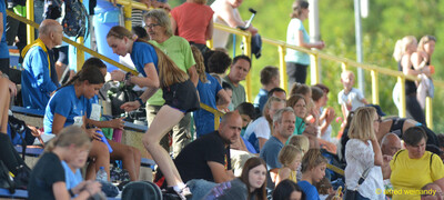 Zahlreiche Zuschauende verfolgen von der Tribüne aus das Walfried-Heinz-Sportfest der TG Konz im Saar-Mosel-Stadion in Konz.