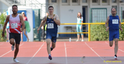 Drei Aktive sprinten über die Tartanbahn beim Walfried-Heinz-Sportfest der TG Konz im Saar-Mosel-Stadion in Konz.